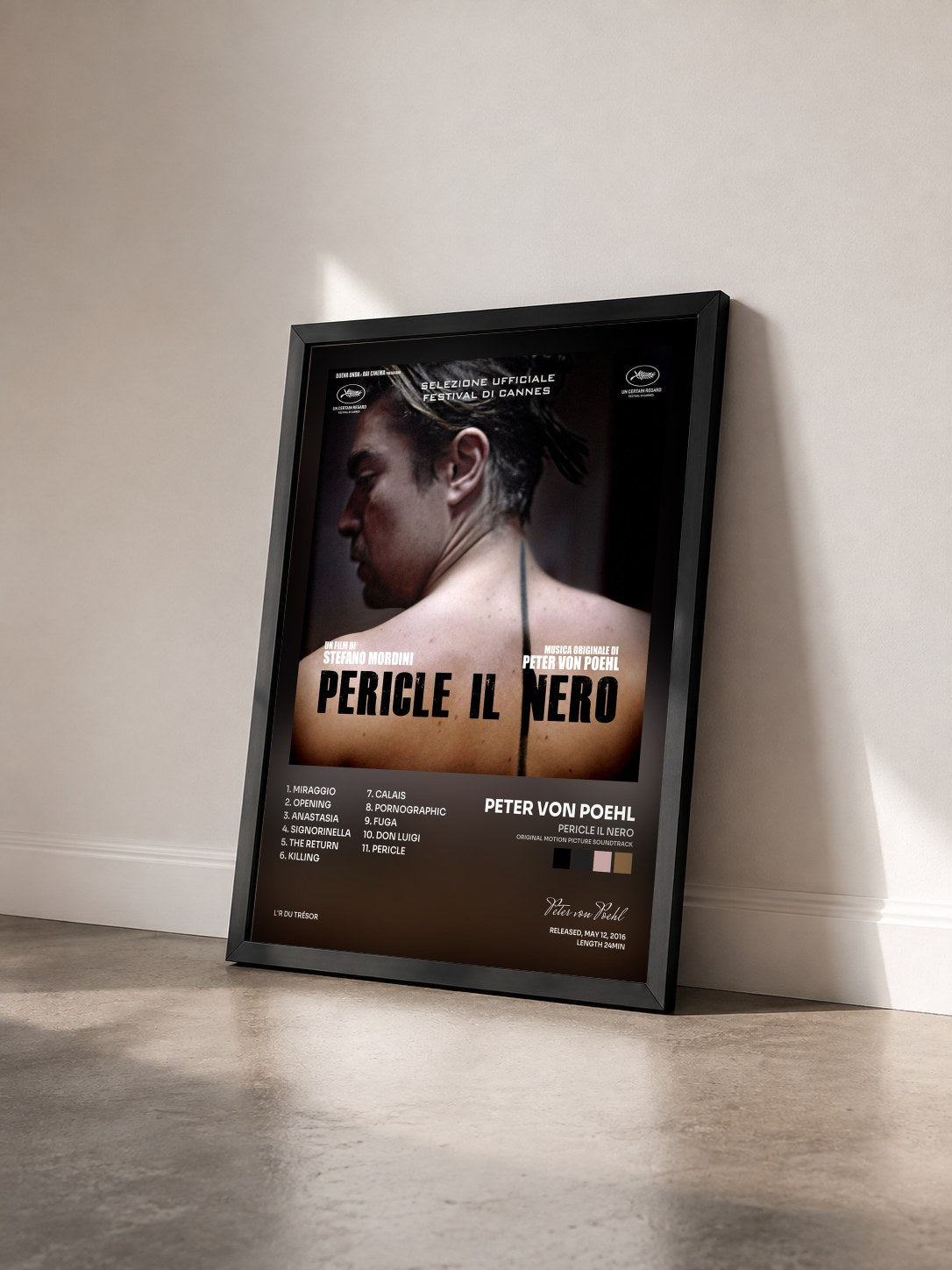 #noir Tableau de l'album Pericle il nero (Original Motion Picture Soundtrack) de Peter von Poehl vu de trois quarts, cadre noir