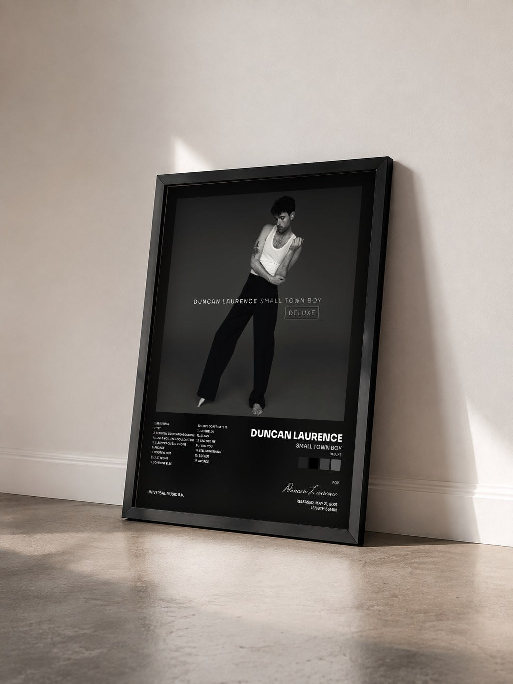 #noir Tableau de l'album Small Town Boy (Deluxe) de Duncan Laurence vu de trois quarts, cadre noir