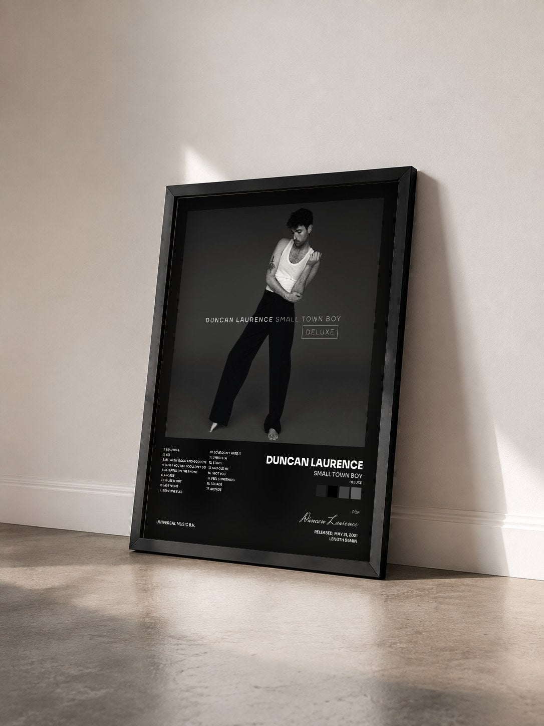 #noir Tableau de l'album Small Town Boy (Deluxe) de Duncan Laurence vu de trois quarts, cadre noir
