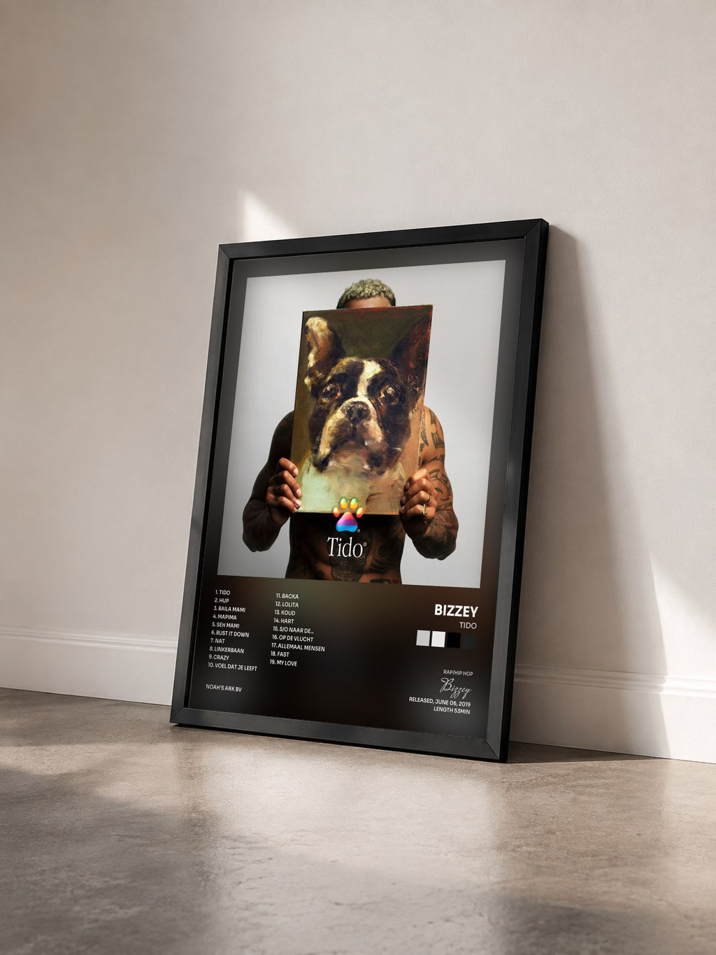 #noir Tableau de l'album Tido de Bizzey vu de trois quarts, cadre noir