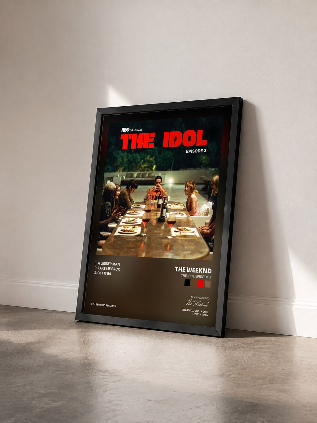 #noir Tableau de l'album The Idol Episode 3 de The Weeknd vu de trois quarts, cadre noir
