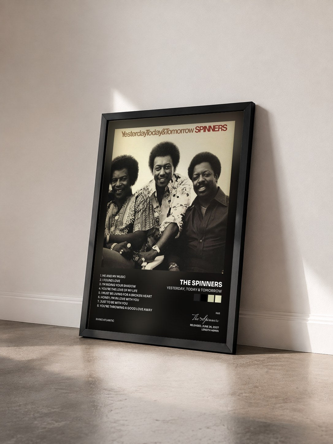 #noir Tableau de l'album Yesterday, Today & Tomorrow de The Spinners vu de trois quarts, cadre noir