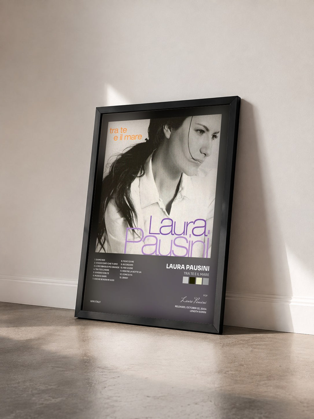 #noir Tableau de l'album Tra te e il mare de Laura Pausini vu de trois quarts, cadre noir
