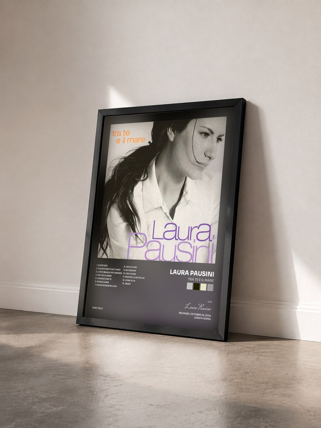 #noir Tableau de l'album Tra te e il mare de Laura Pausini vu de trois quarts, cadre noir