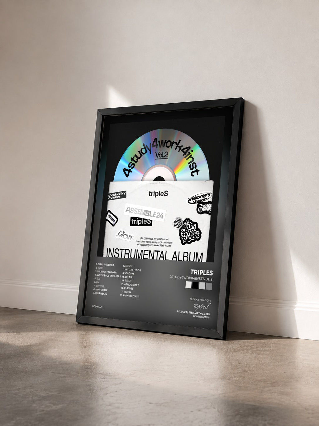 #noir Tableau de l'album 4study4work4inst Vol.2 de tripleS vu de trois quarts, cadre noir