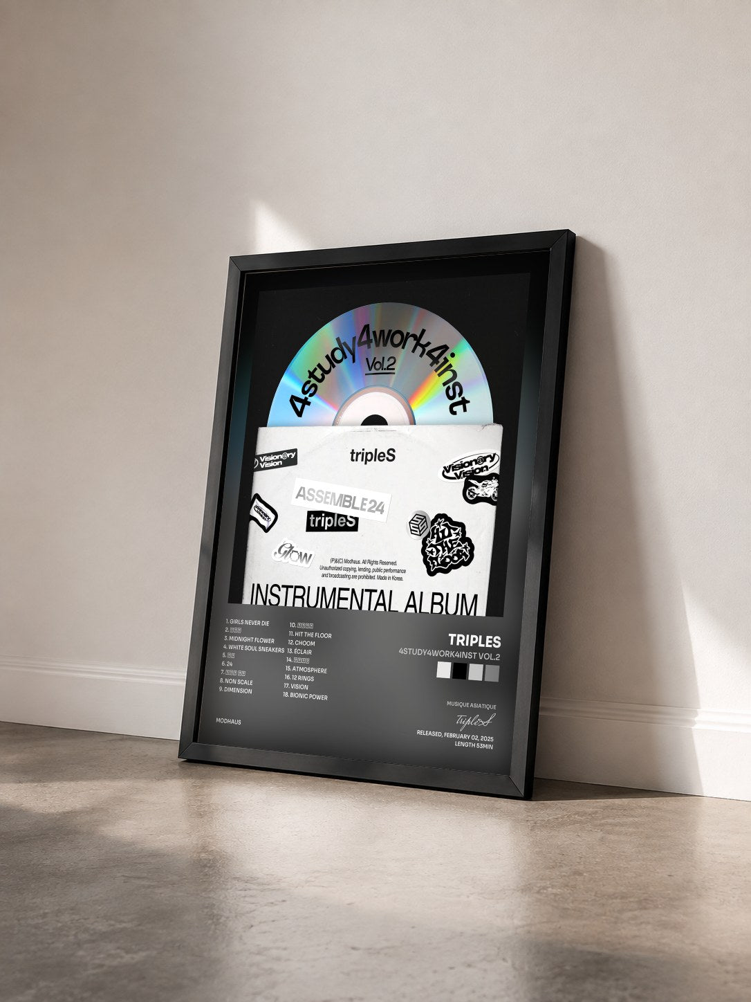 #noir Tableau de l'album 4study4work4inst Vol.2 de tripleS vu de trois quarts, cadre noir