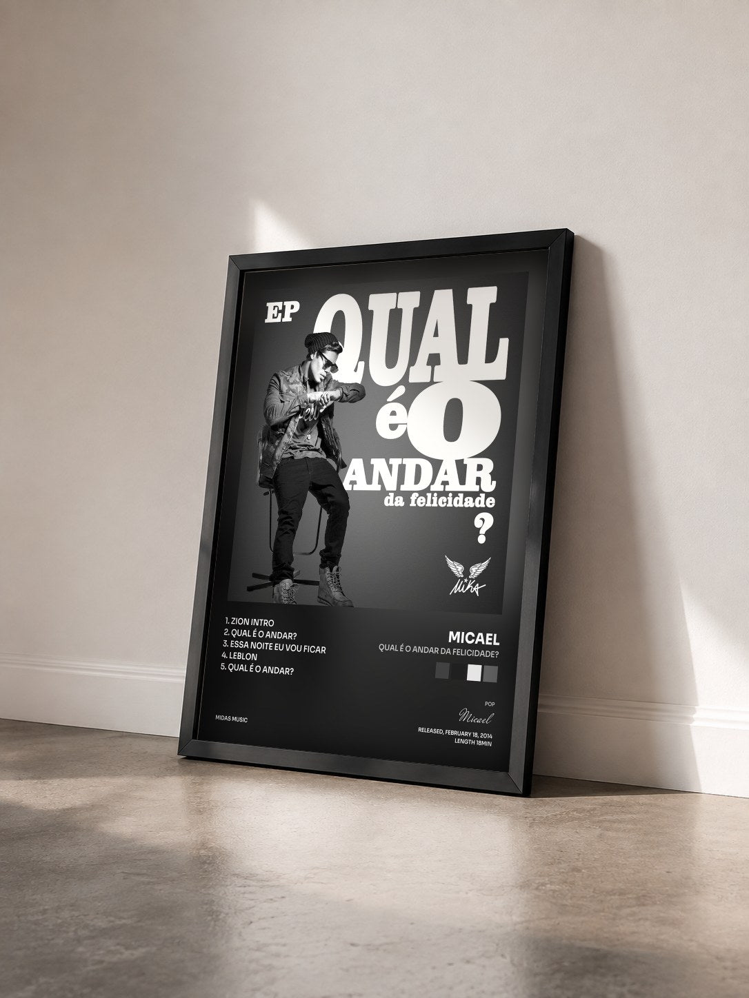 #noir Tableau de l'album Qual É o Andar da Felicidade? de Micael vu de trois quarts, cadre noir