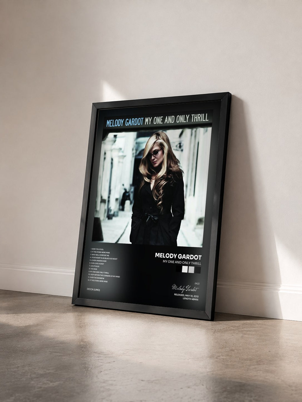 #noir Tableau de l'album My One And Only Thrill de Melody Gardot vu de trois quarts, cadre noir