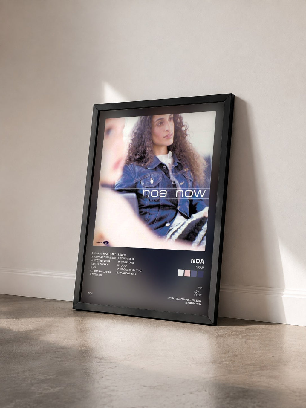 #noir Tableau de l'album Now de Noa vu de trois quarts, cadre noir