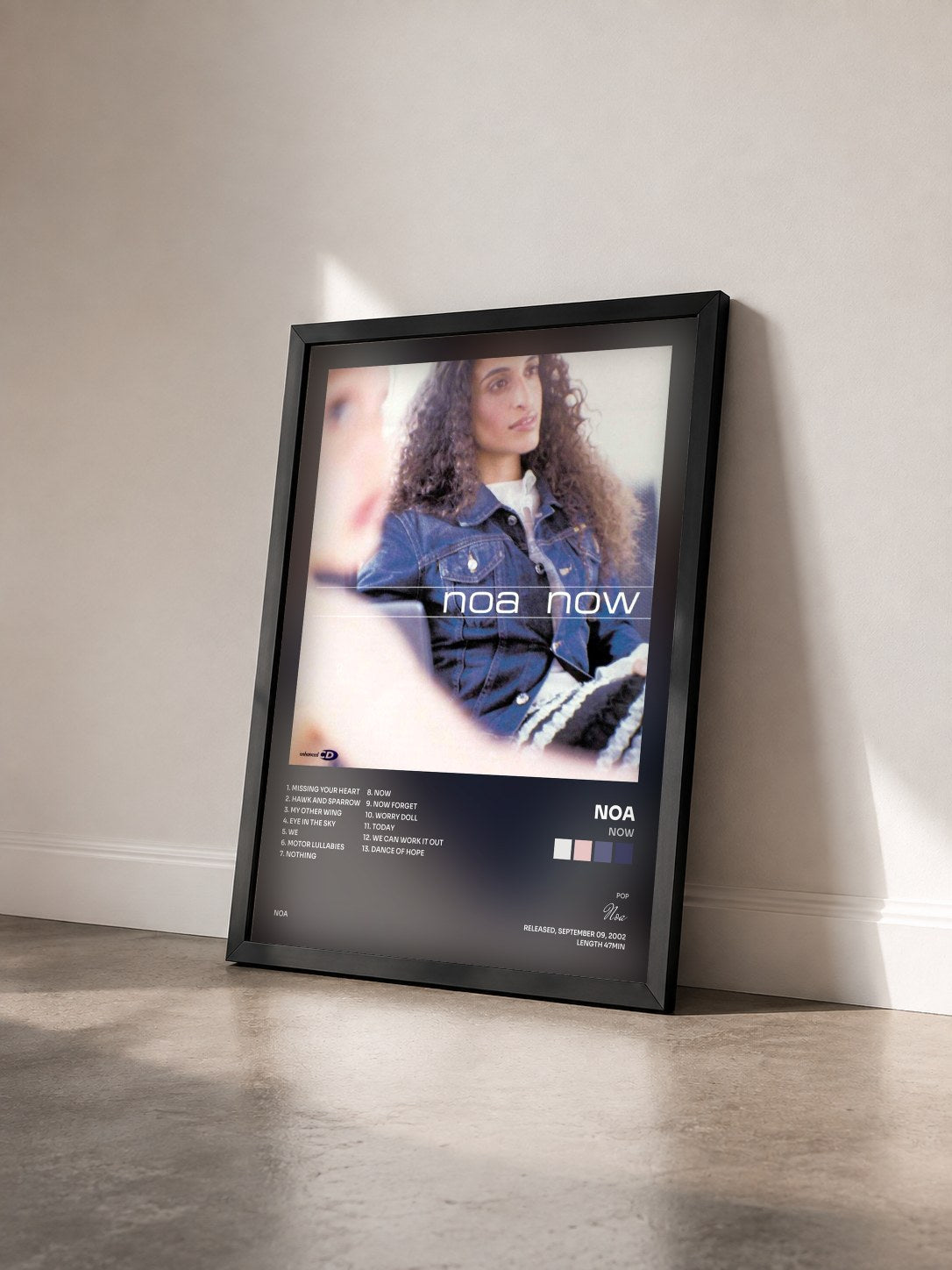 #noir Tableau de l'album Now de Noa vu de trois quarts, cadre noir