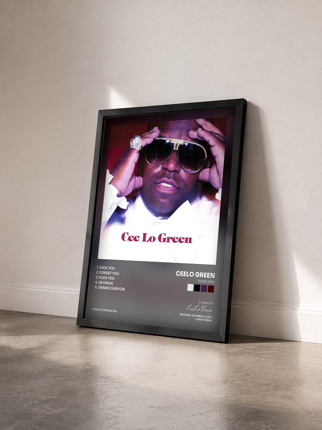 #noir Tableau de l'album Fuck You de CeeLo Green vu de trois quarts, cadre noir