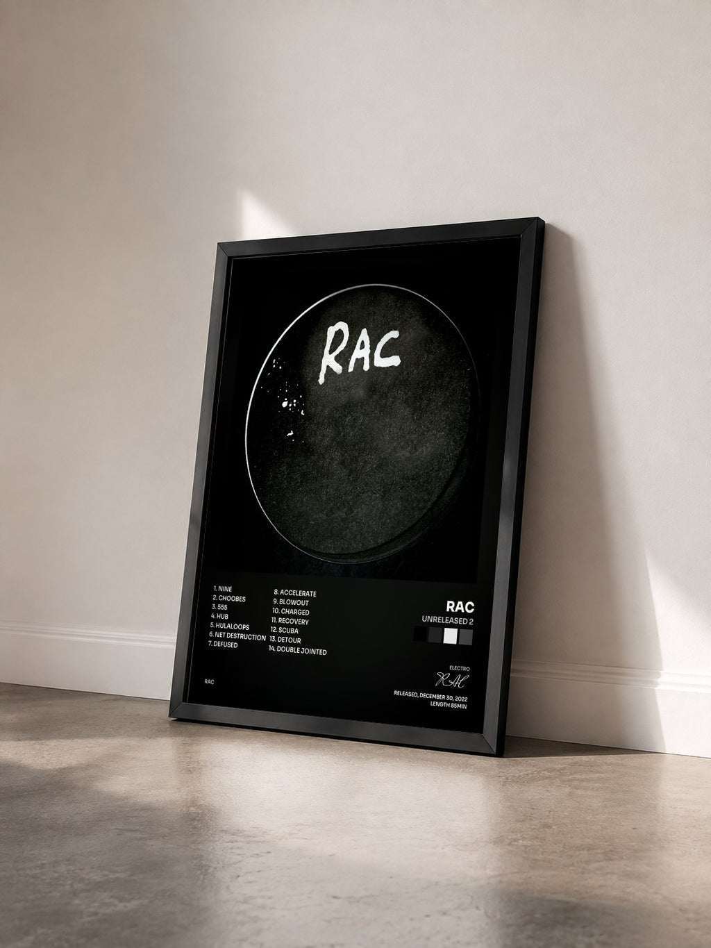 #noir Tableau de l'album Unreleased 2 de RAC vu de trois quarts, cadre noir