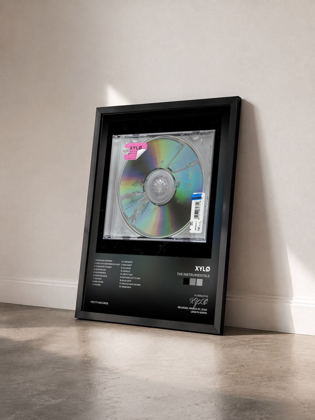 #noir Tableau de l'album The Instrumentals de XYLØ vu de trois quarts, cadre noir