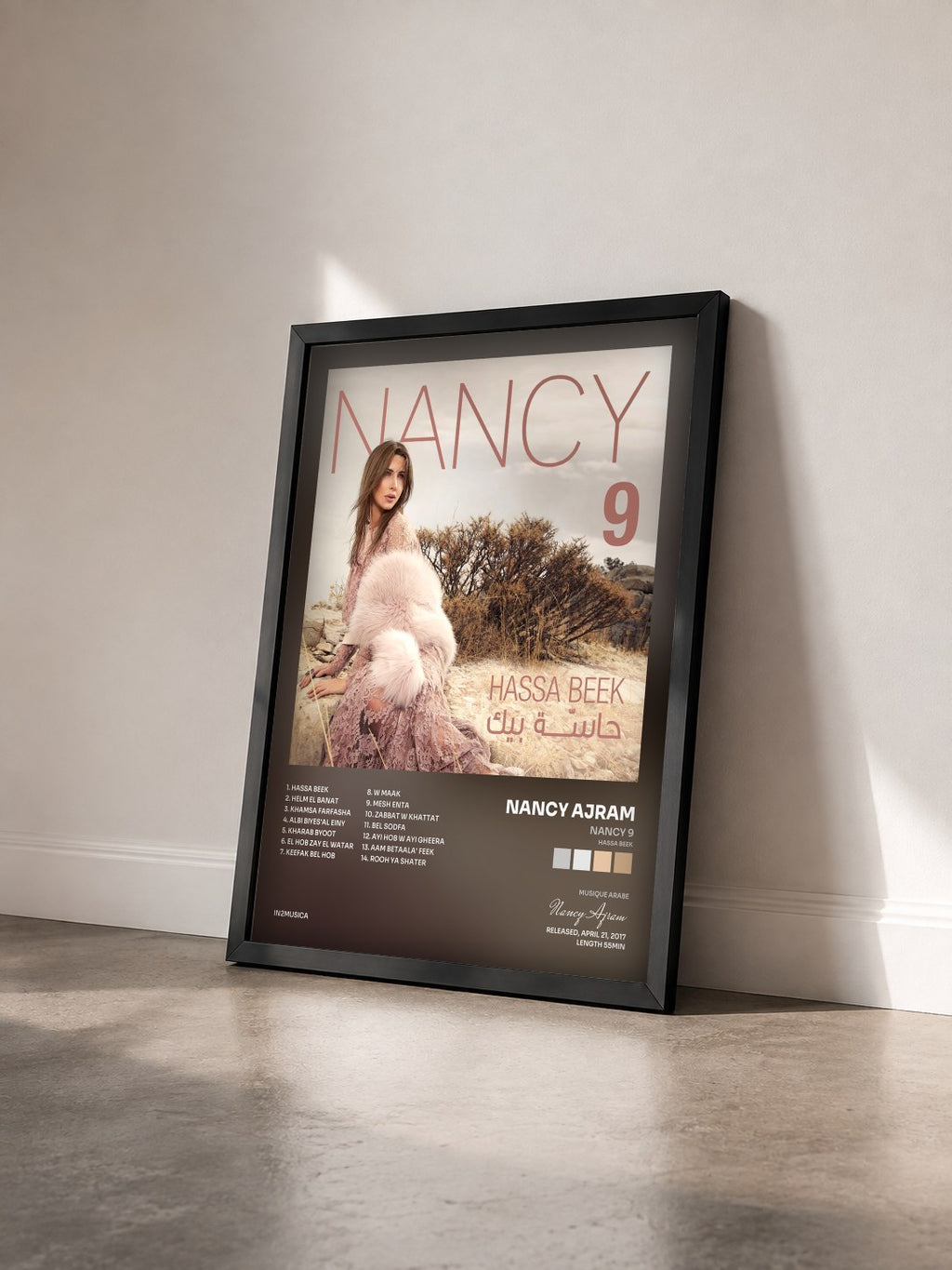 #noir Tableau de l'album Nancy 9 (Hassa Beek) de Nancy Ajram vu de trois quarts, cadre noir