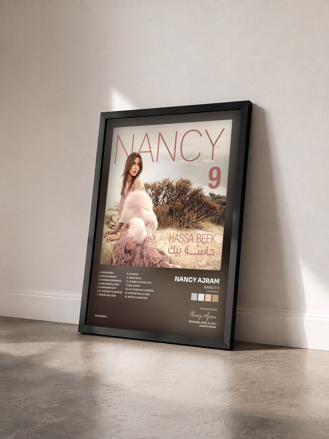 #noir Tableau de l'album Nancy 9 (Hassa Beek) de Nancy Ajram vu de trois quarts, cadre noir