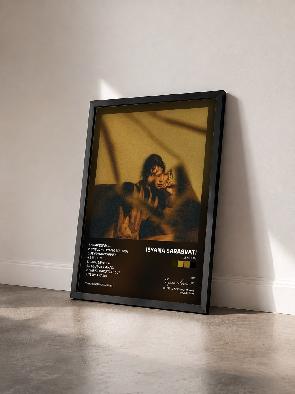 #noir Tableau de l'album LEXICON de Isyana Sarasvati vu de trois quarts, cadre noir