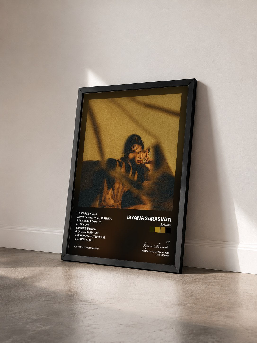 #noir Tableau de l'album LEXICON de Isyana Sarasvati vu de trois quarts, cadre noir