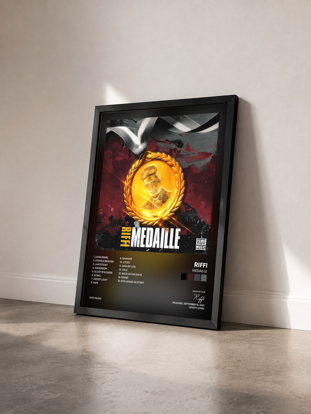#noir Tableau de l'album Medaille de Riffi vu de trois quarts, cadre noir