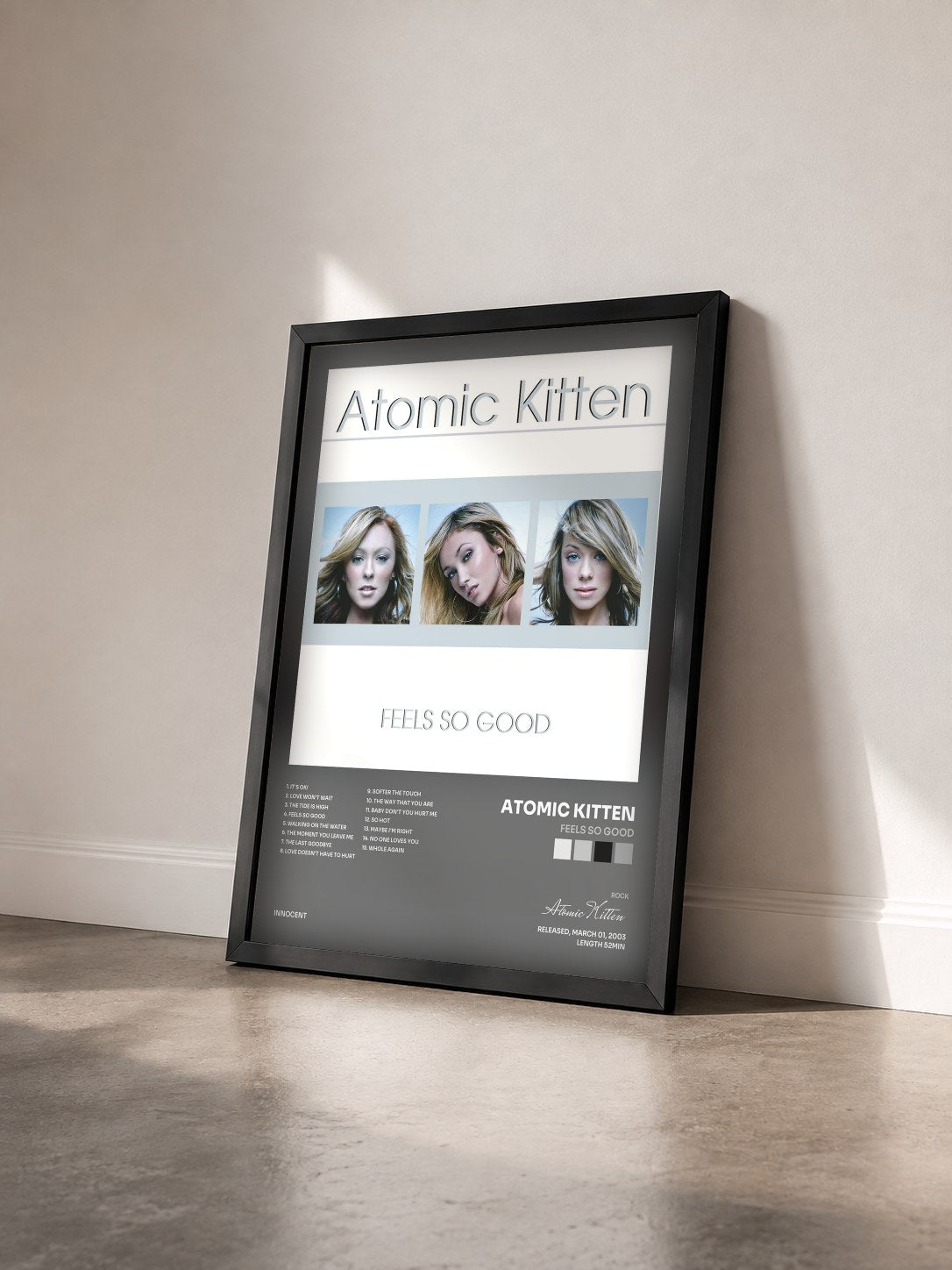 #noir Tableau de l'album Feels So Good de Atomic Kitten vu de trois quarts, cadre noir
