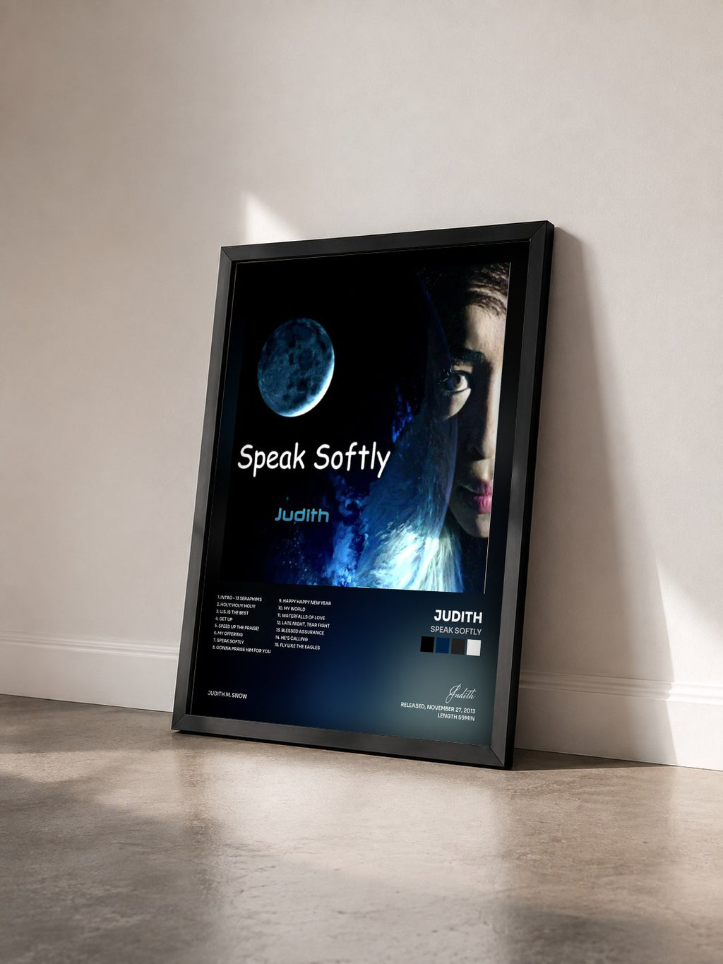 #noir Tableau de l'album Speak Softly de Judith vu de trois quarts, cadre noir