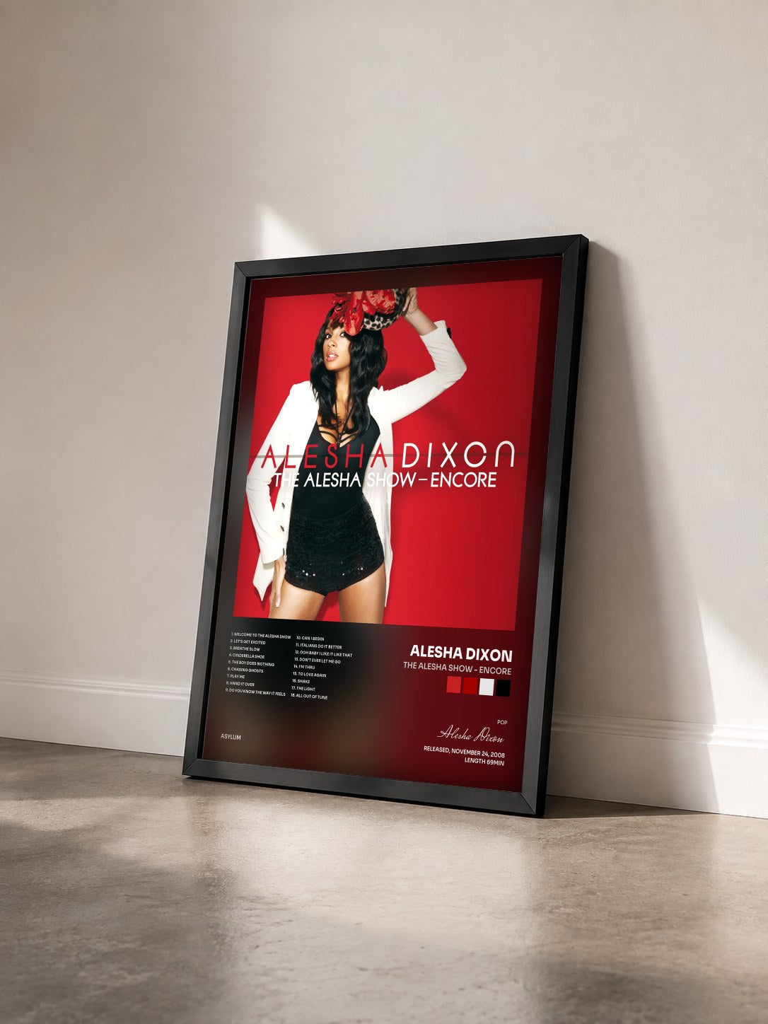 #noir Tableau de l'album The Alesha Show - Encore de Alesha Dixon vu de trois quarts, cadre noir
