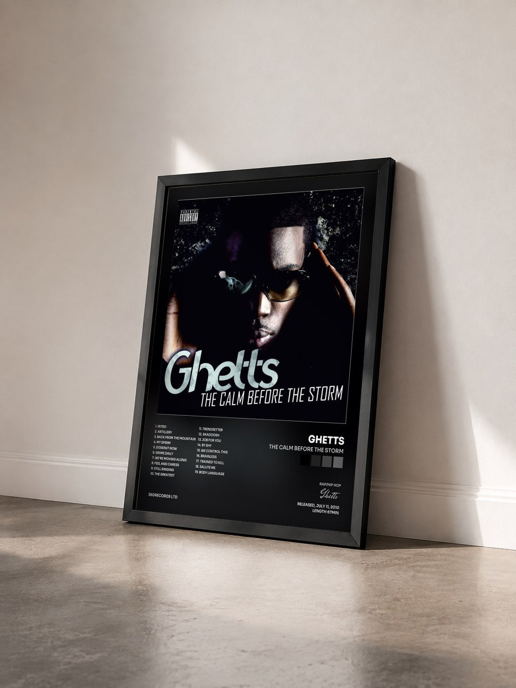 #noir Tableau de l'album The Calm Before The Storm de Ghetts vu de trois quarts, cadre noir