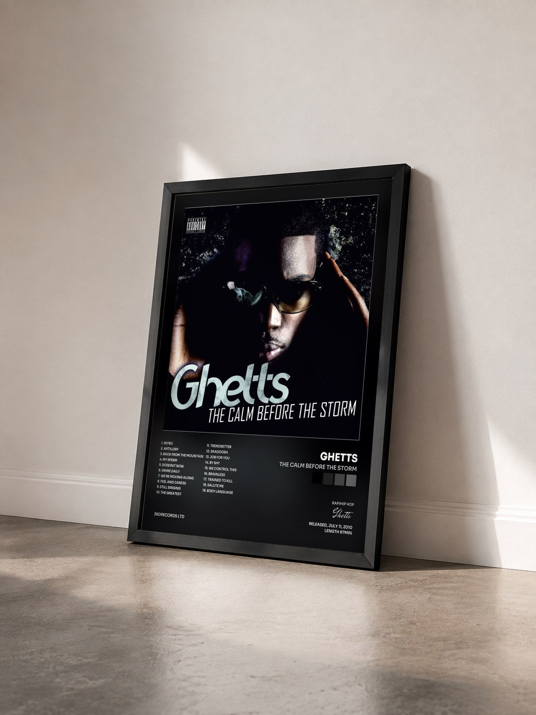 #noir Tableau de l'album The Calm Before The Storm de Ghetts vu de trois quarts, cadre noir