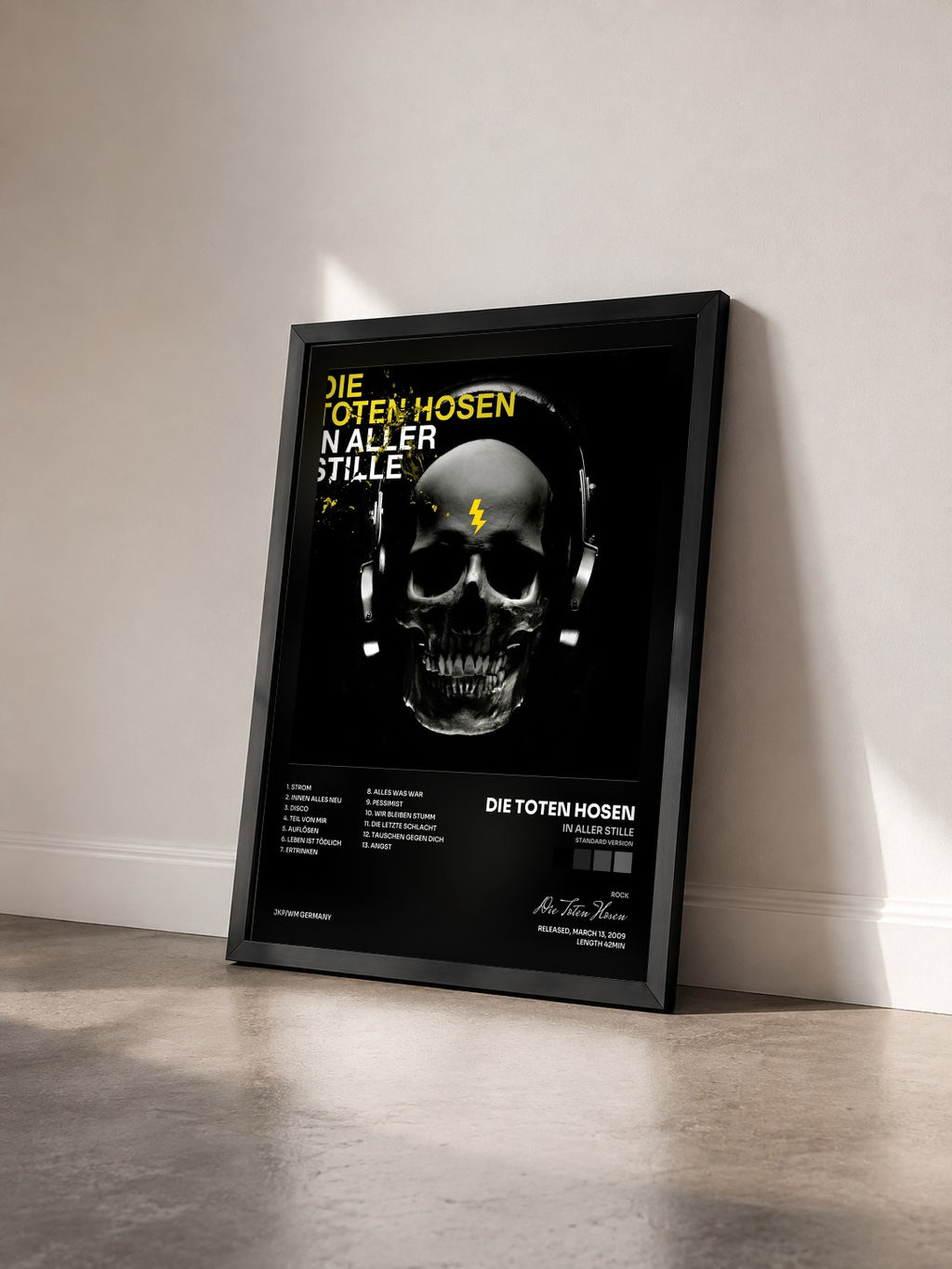 #noir Tableau de l'album In aller Stille (Standard Version) de Die Toten Hosen vu de trois quarts, cadre noir