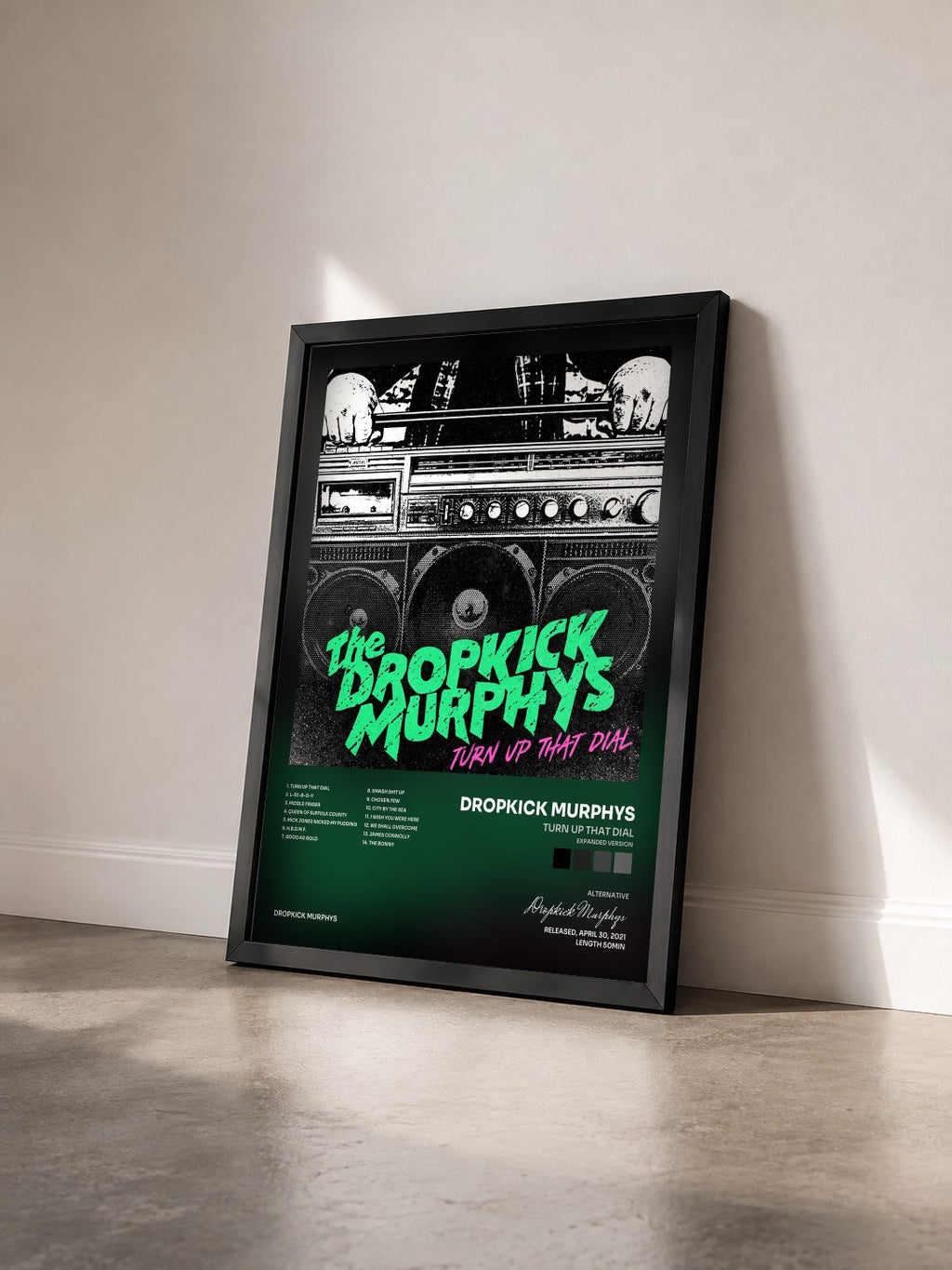 #noir Tableau de l'album Turn Up That Dial (Expanded Version) de Dropkick Murphys vu de trois quarts, cadre noir