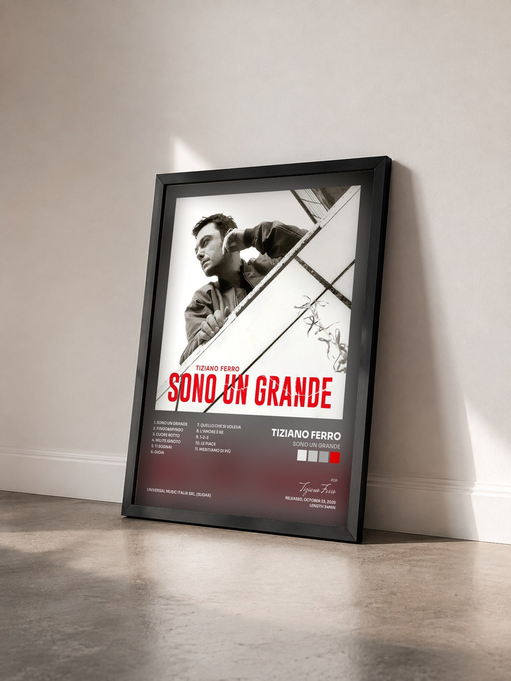 #noir SONO UN GRANDE von Tiziano Ferro als gerahmter Kunstdruck von schräg gesehen, schwarzer Rahmen