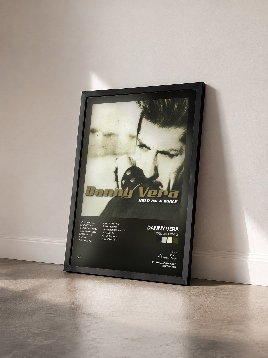 #noir Tableau de l'album Hold on a While de Danny Vera vu de trois quarts, cadre noir