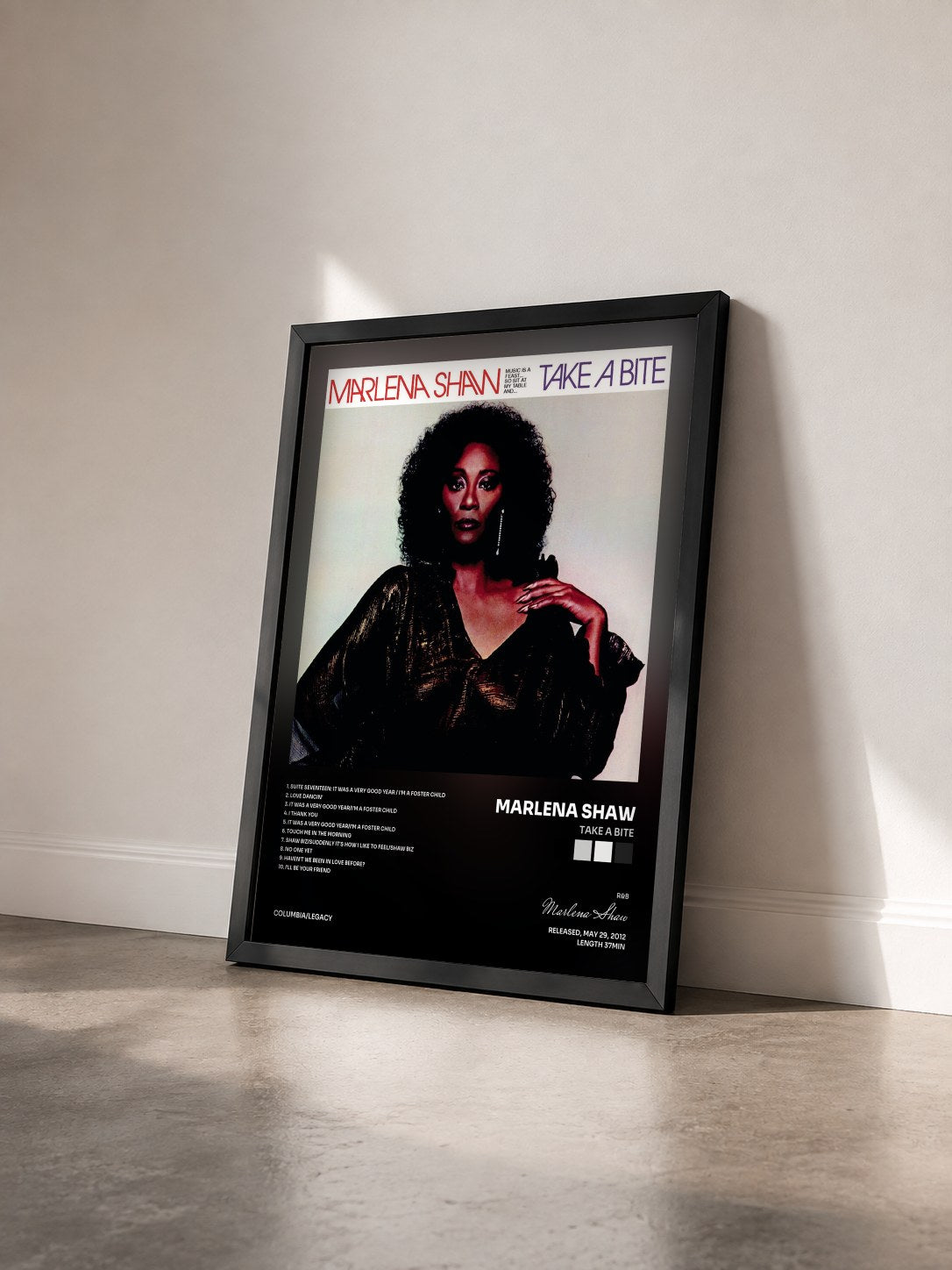 #noir Tableau de l'album Take A Bite de Marlena Shaw vu de trois quarts, cadre noir