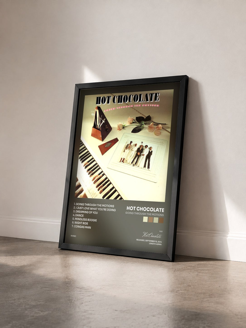 #noir Tableau de l'album Going Through the Motions de Hot Chocolate vu de trois quarts, cadre noir