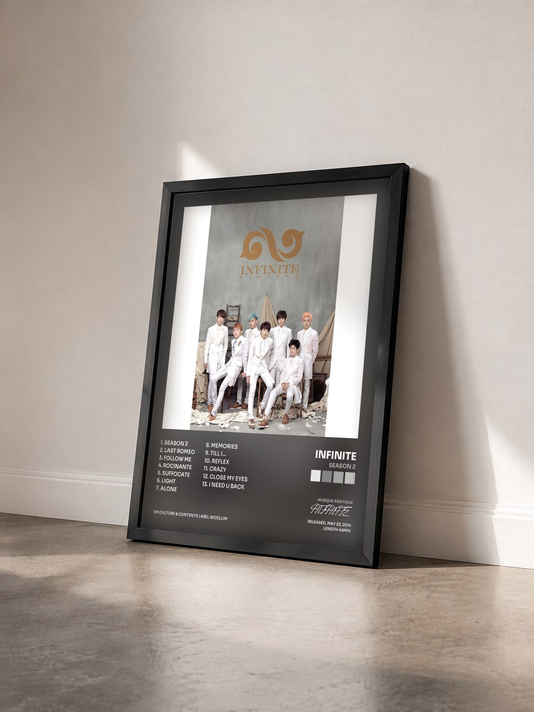 #noir Tableau de l'album Season 2 de INFINITE vu de trois quarts, cadre noir