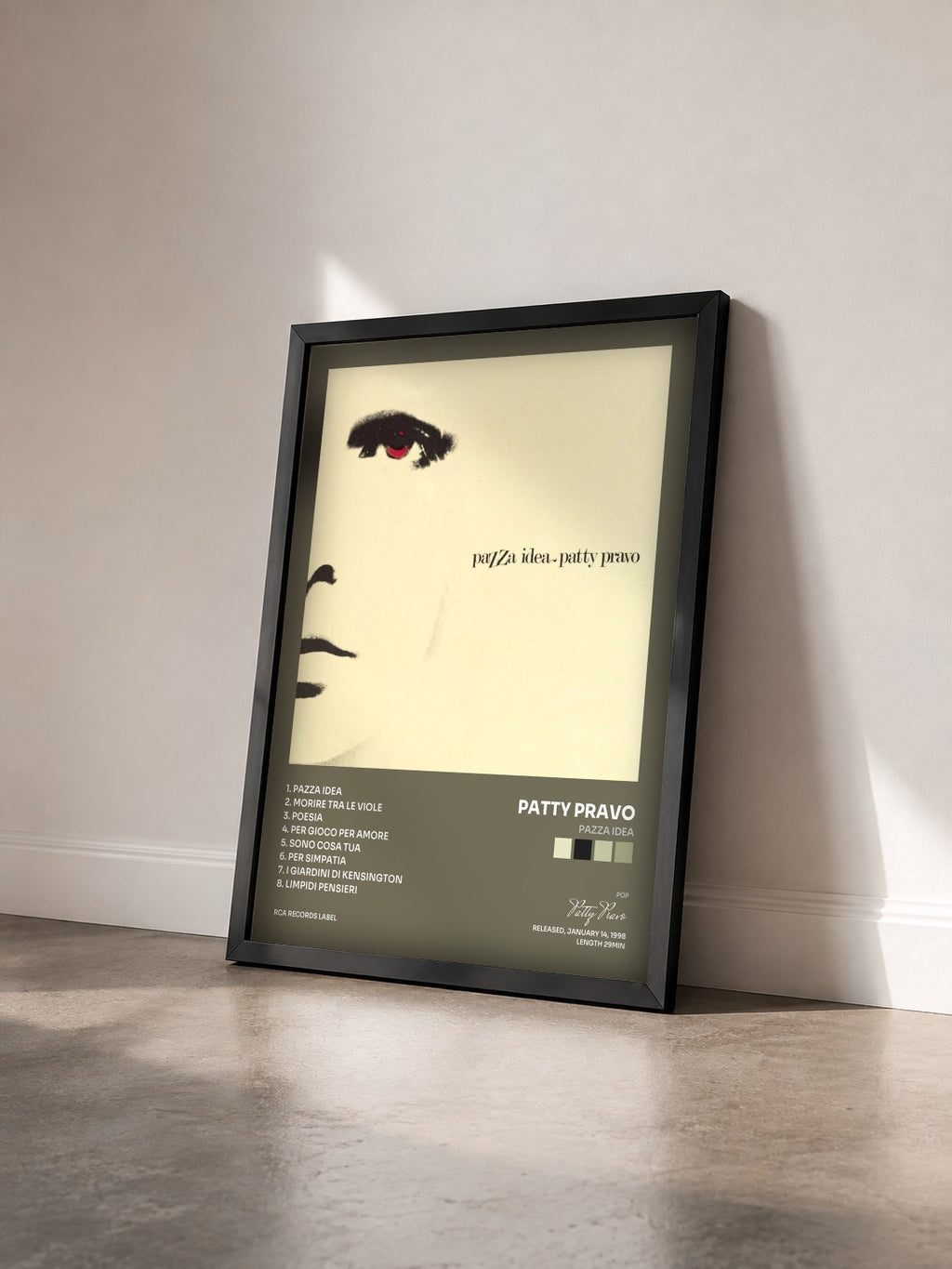 #noir Tableau de l'album Pazza Idea de Patty Pravo vu de trois quarts, cadre noir