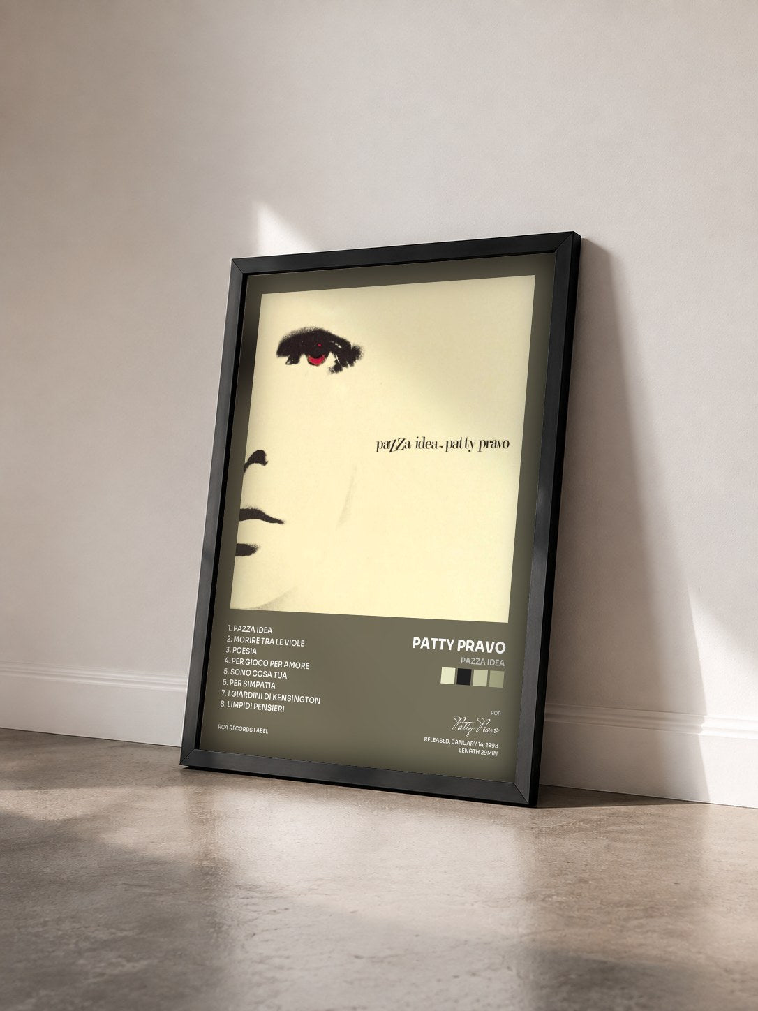 #noir Tableau de l'album Pazza Idea de Patty Pravo vu de trois quarts, cadre noir