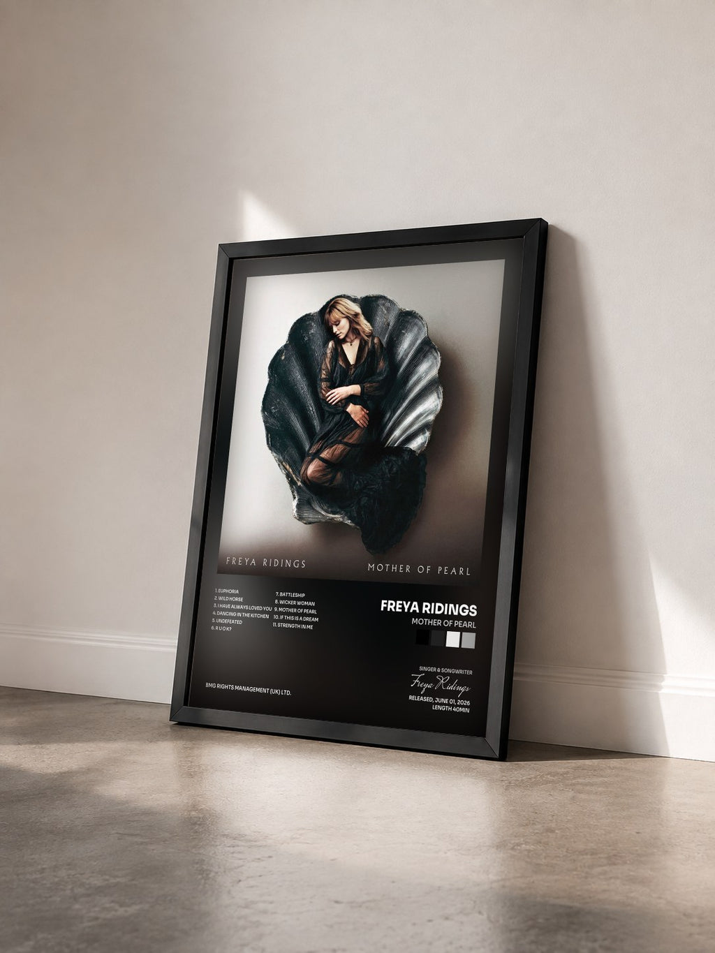 #noir Tableau de l'album Mother Of Pearl de Freya Ridings vu de trois quarts, cadre noir