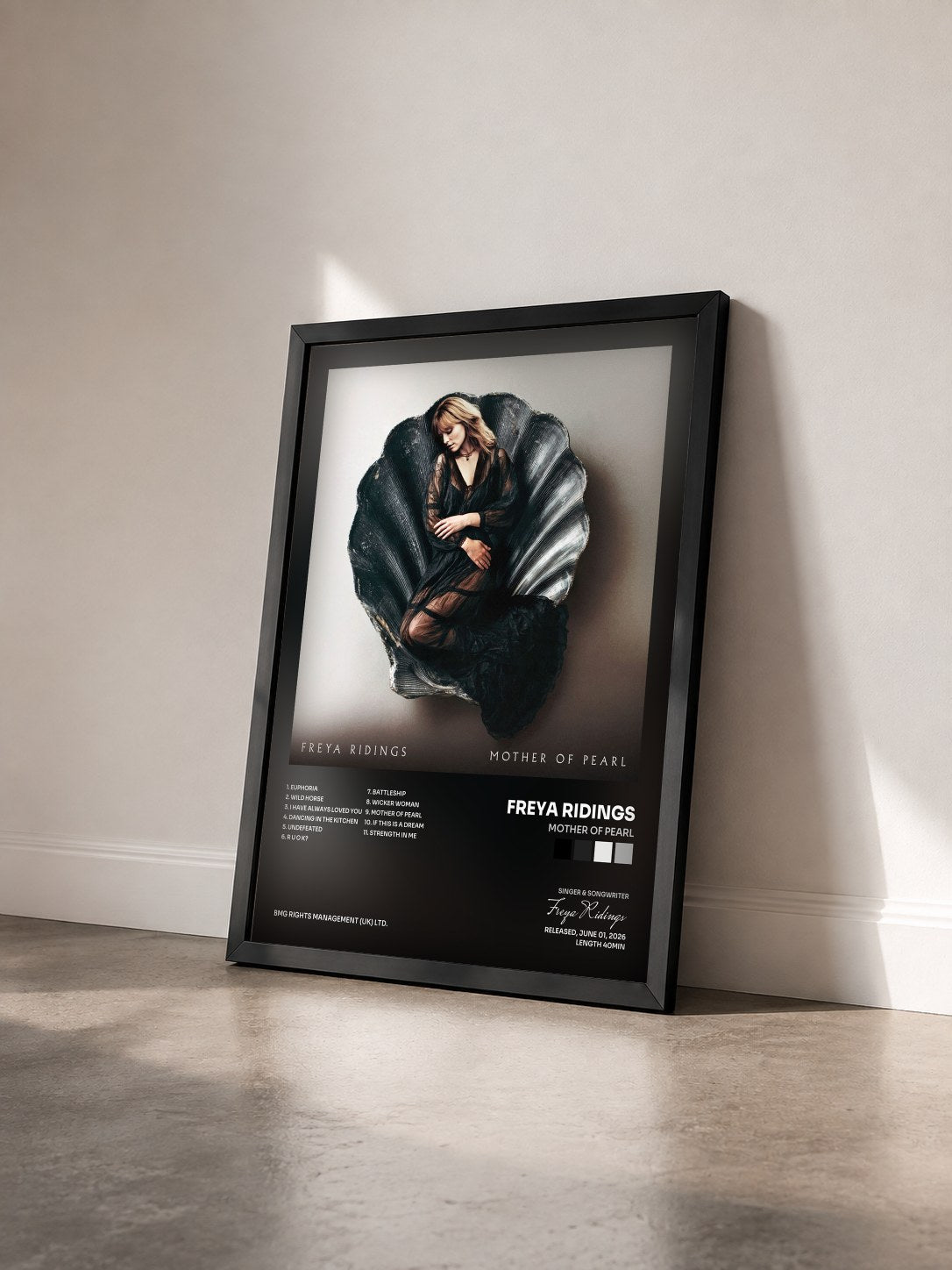#noir Tableau de l'album Mother Of Pearl de Freya Ridings vu de trois quarts, cadre noir