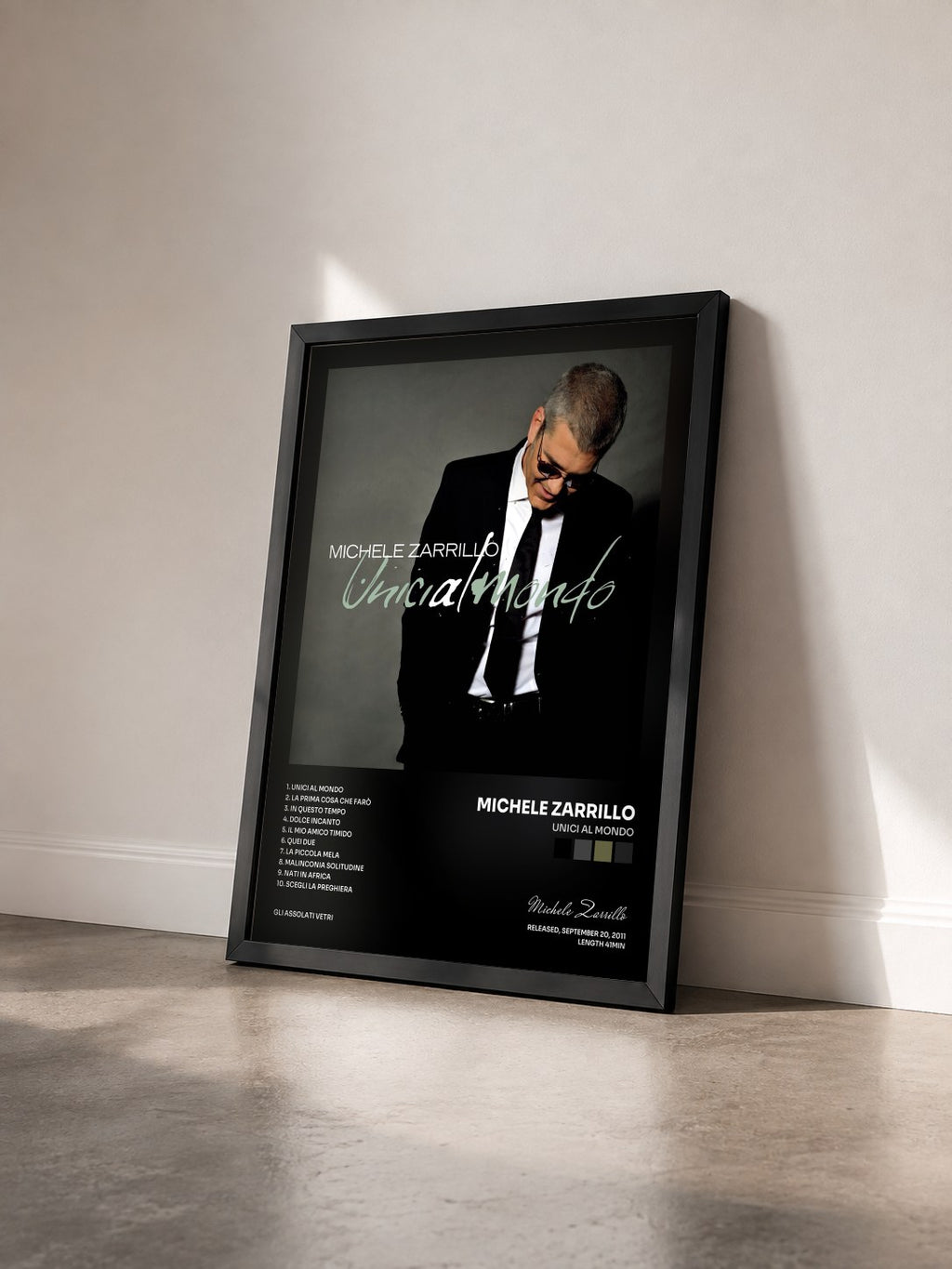 #noir Tableau de l'album Unici Al Mondo de Michele Zarrillo vu de trois quarts, cadre noir