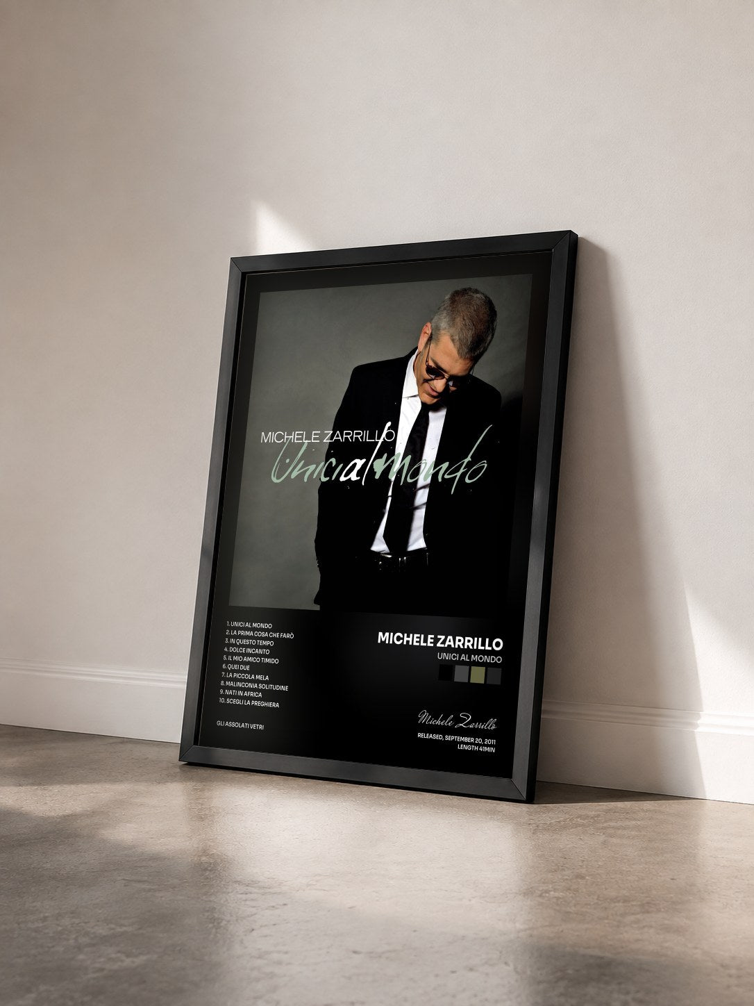 #noir Tableau de l'album Unici Al Mondo de Michele Zarrillo vu de trois quarts, cadre noir