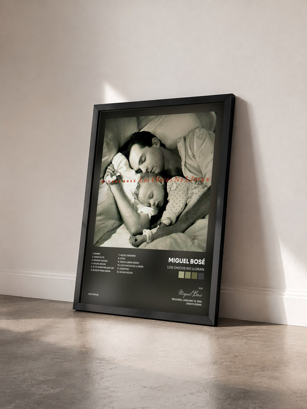 #noir Tableau de l'album Los Chicos No Lloran de Miguel Bosé vu de trois quarts, cadre noir
