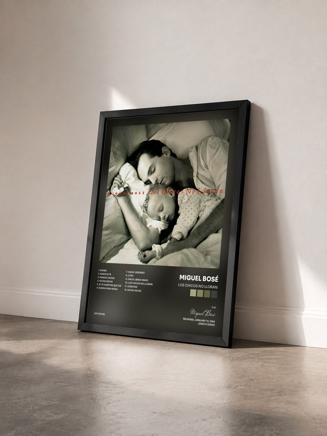 #noir Tableau de l'album Los Chicos No Lloran de Miguel Bosé vu de trois quarts, cadre noir