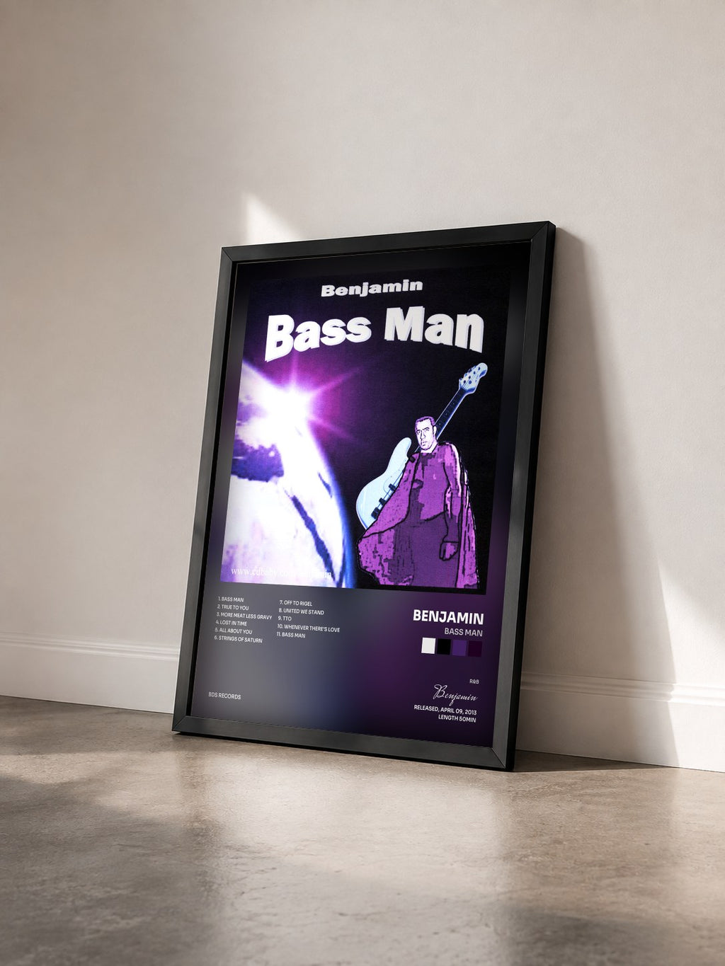 #noir Tableau de l'album Bass Man de Benjamin vu de trois quarts, cadre noir