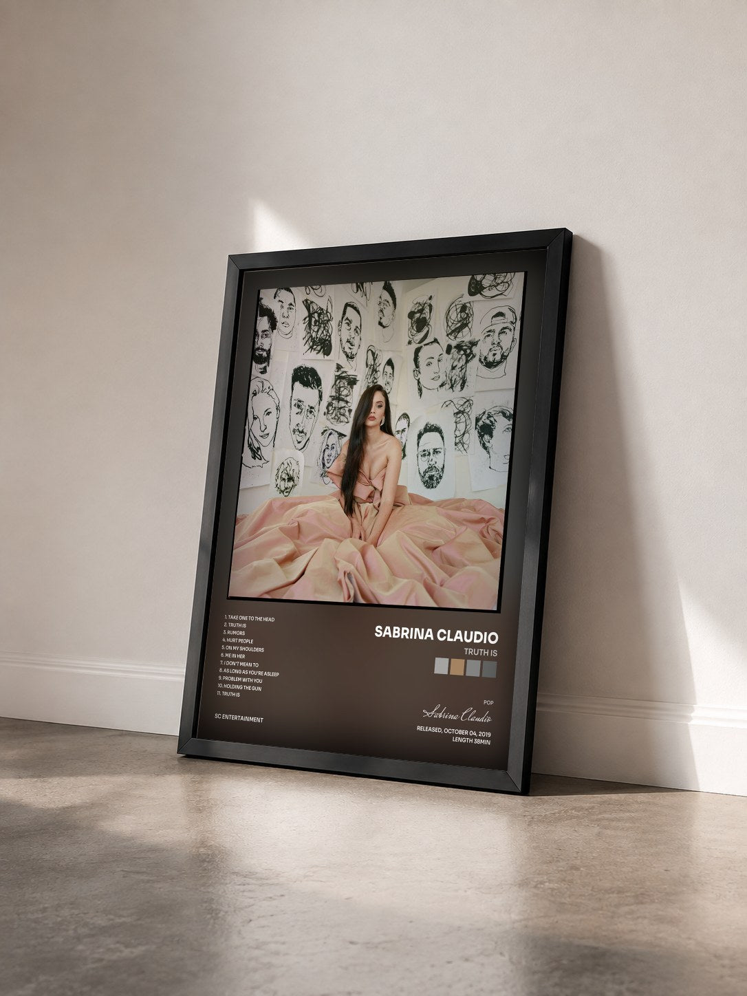 #noir Tableau de l'album Truth Is de Sabrina Claudio vu de trois quarts, cadre noir