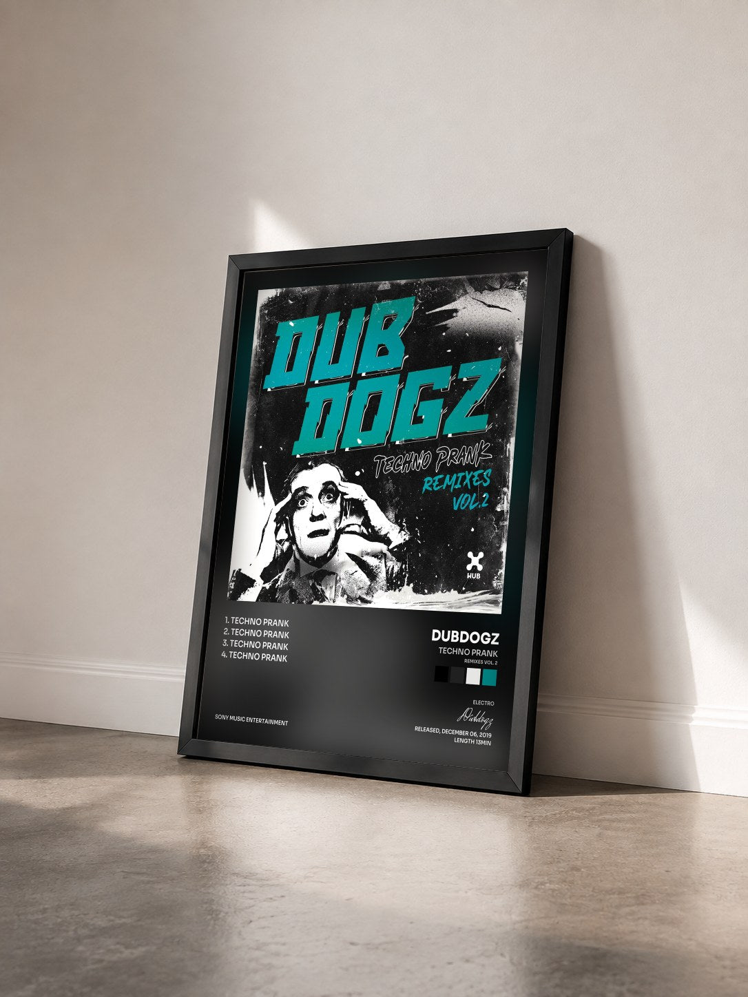 #noir Tableau de l'album Techno Prank (Remixes Vol. 2) de Dubdogz vu de trois quarts, cadre noir
