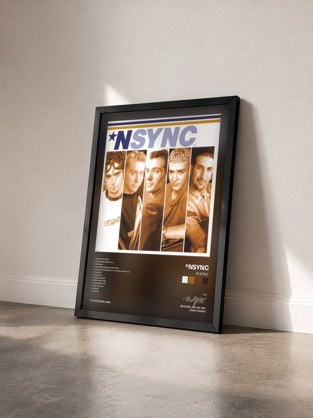 #noir Tableau de l'album 'N Sync de *NSYNC vu de trois quarts, cadre noir