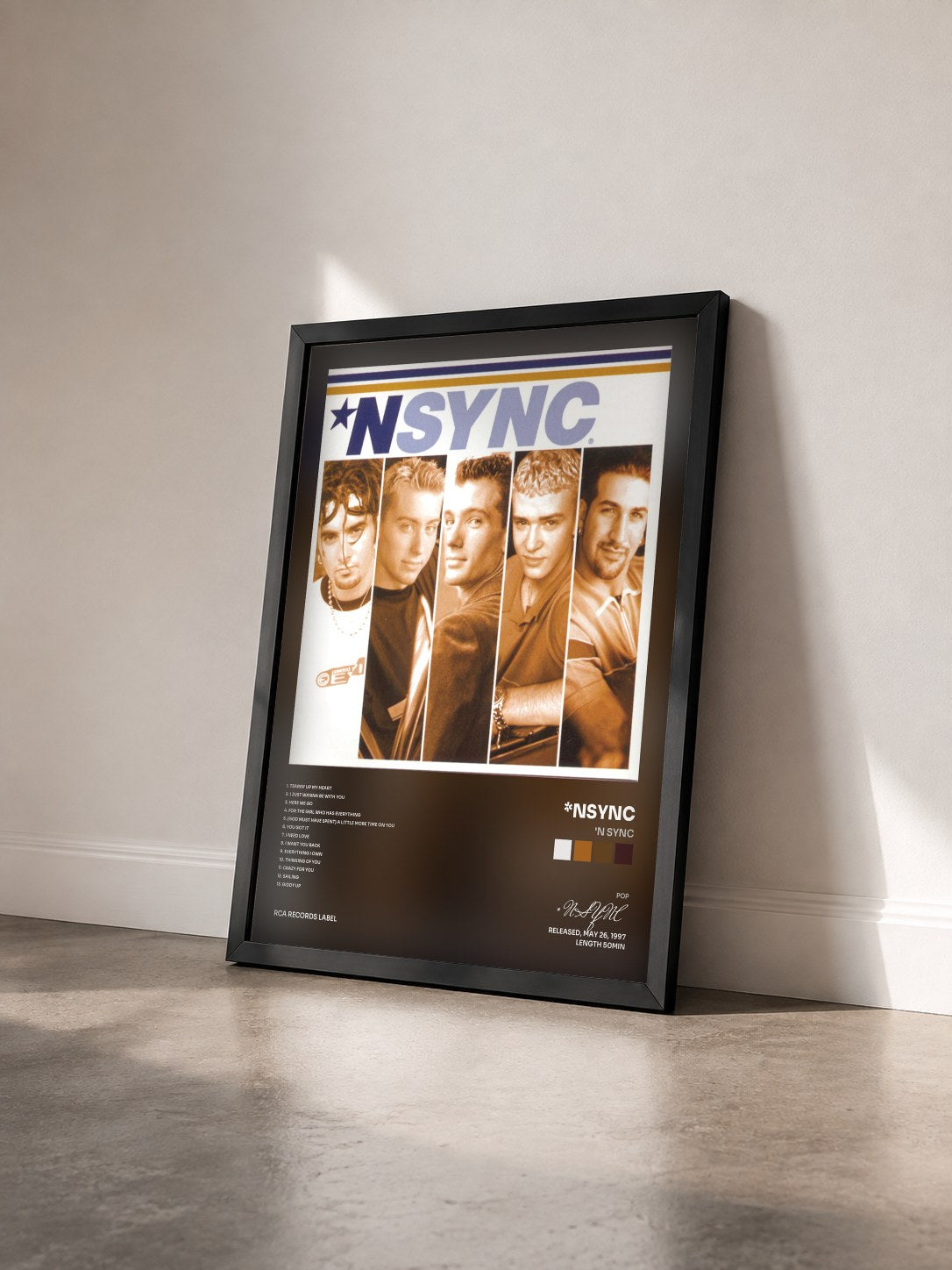 #noir Tableau de l'album 'N Sync de *NSYNC vu de trois quarts, cadre noir