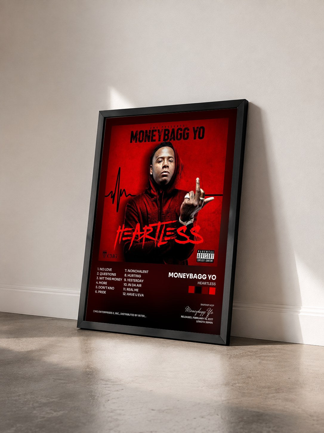 #noir Tableau de l'album Heartless de Moneybagg Yo vu de trois quarts, cadre noir