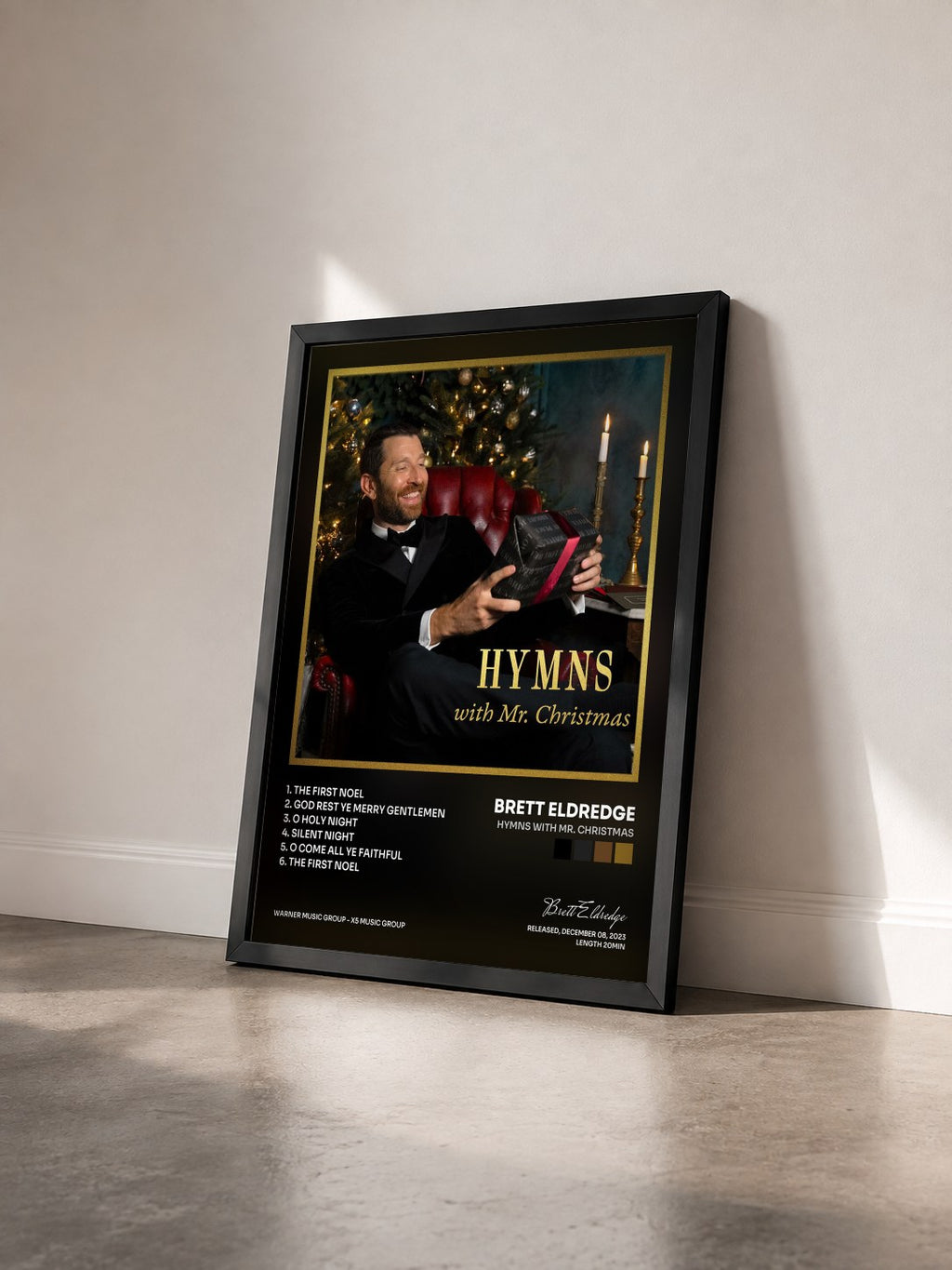 #noir Tableau de l'album Hymns with Mr. Christmas de Brett Eldredge vu de trois quarts, cadre noir