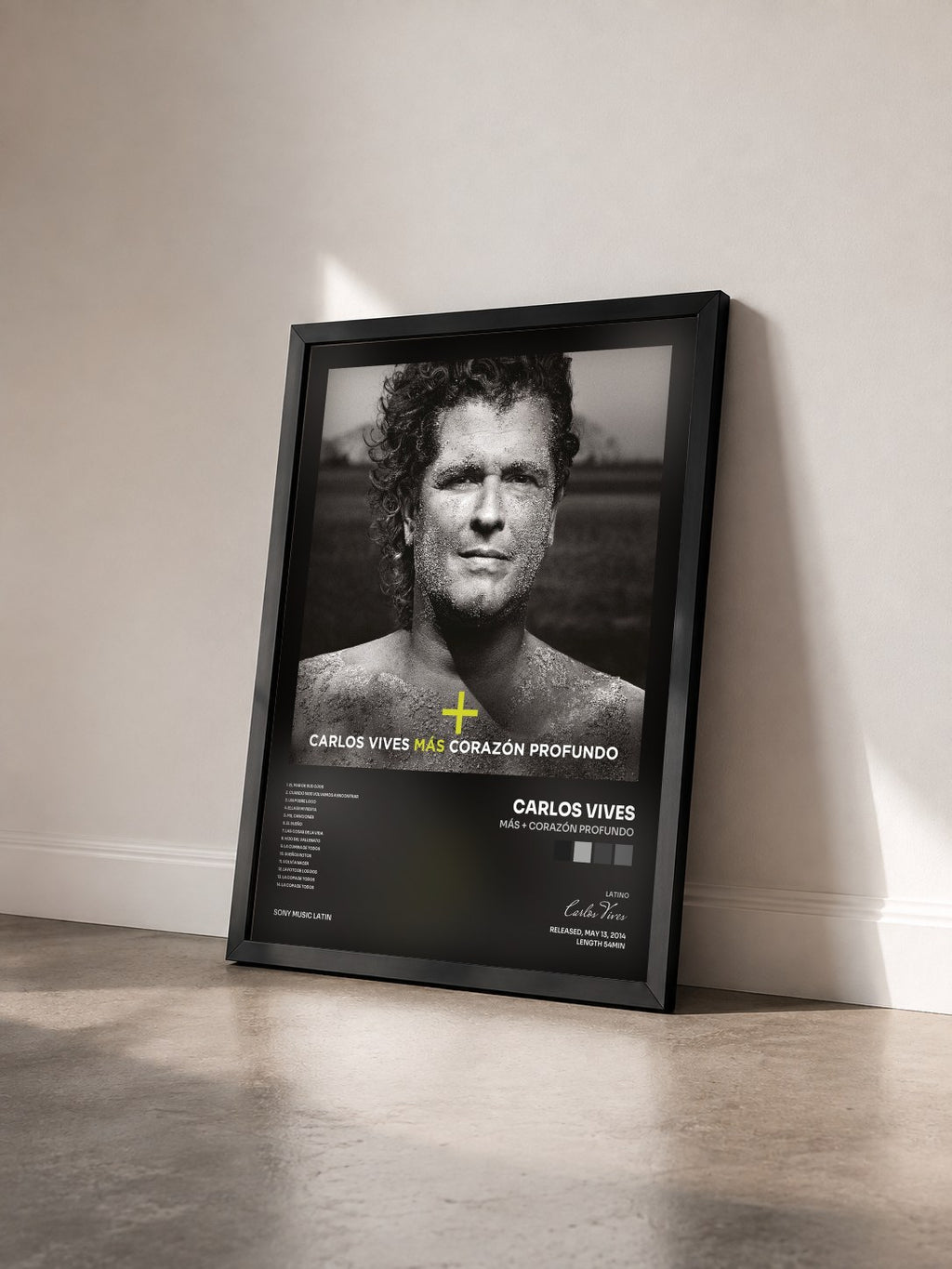 #noir Tableau de l'album Más + Corazón Profundo de Carlos Vives vu de trois quarts, cadre noir